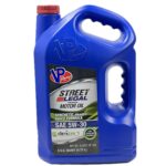 روغن موتور تمام‌سنتتیک VP Racing 5W-30 API SP با حجم 4.73 لیتر، یک روانکار باکیفیت بالا برای حفاظت از موتور در شرایط رانندگی روزمره و پرفشار است. این روغن با فرمولاسیون پیشرفته، باعث کاهش اصطکاک قطعات، بهبود عملکرد موتور در دماهای پایین و بالا و افزایش طول عمر موتور می‌شود. استاندارد API SP نیز نشان‌دهنده مقاومت بهتر در برابر اکسیداسیون، کاهش رسوبات و سازگاری بیشتر با موتورهای جدید بنزینی است.